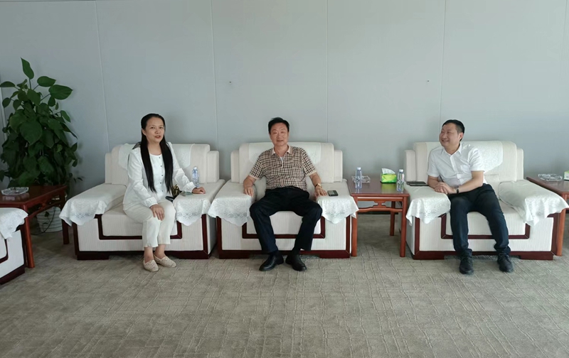 岳氏集團(tuán)董事長(zhǎng)岳平安、北京中郵鴻運(yùn)董事副總黃貴斌拜訪中展航空
