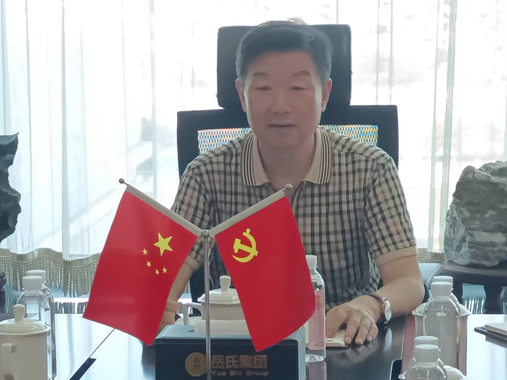 連手機(jī)都放不下，你還能放下什么？——岳氏集團(tuán)召開(kāi)季度管理工作懇談會(huì)